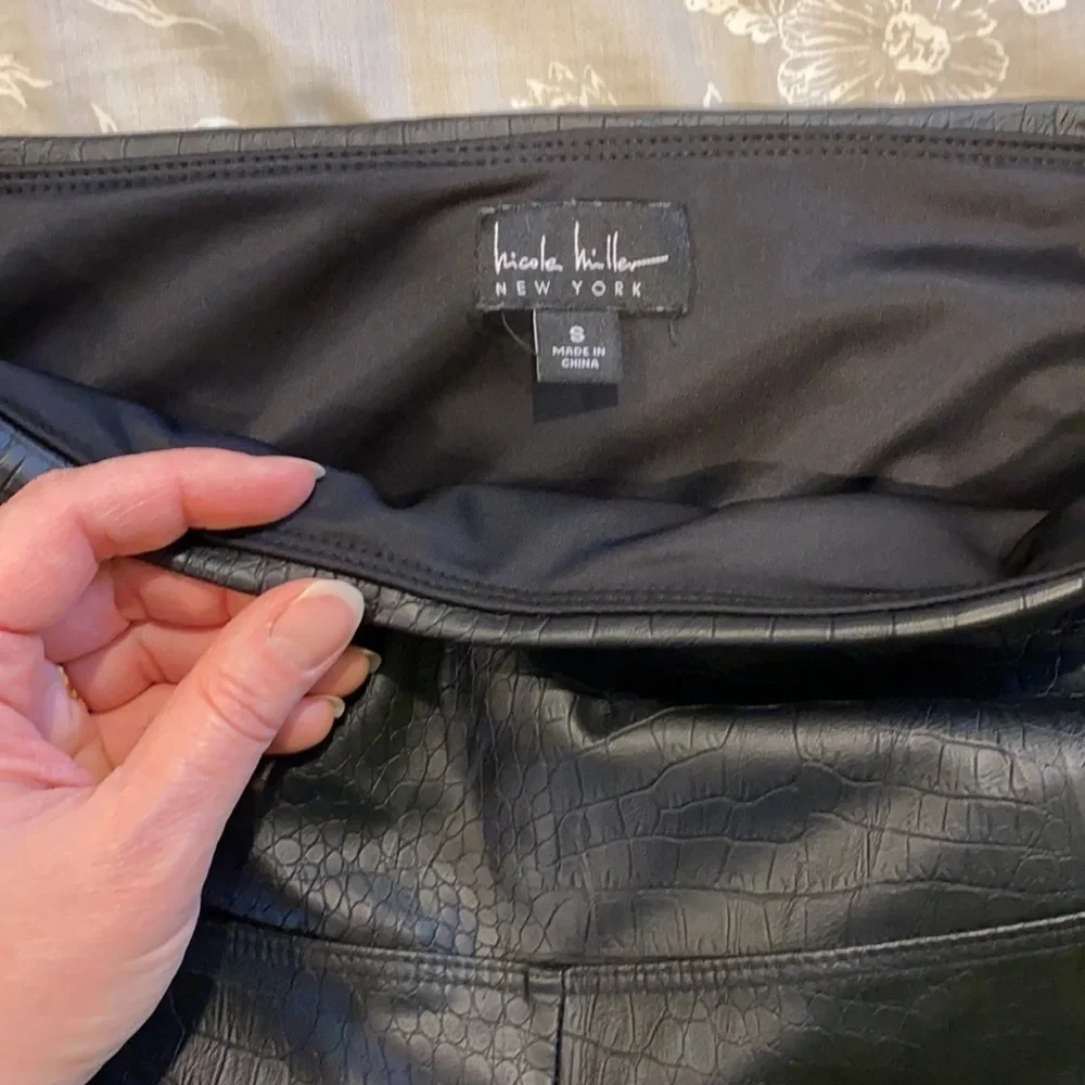 Nicole Miller NY Croc Embossed Skinny Pants EUC